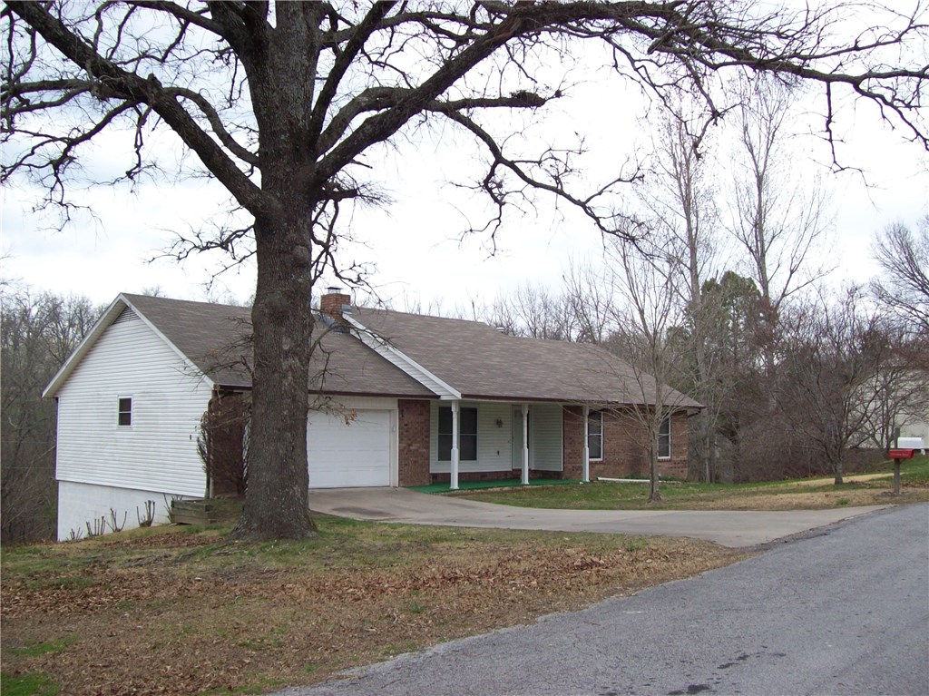4 bedroom Beaver Lake home, 5 minutes to lake for swimming & boat launch. 10 minutes to Rogers. Walking distance or just a short cart ride to Golf Course. large living room with vaulted ceiling & brick wood burning fireplace. 4th bedroom on lower level has it's own full bath & access to backyard & small patio. Covered deck with wooded view, quiet neighborhood. Dining area has bay window also overlooking woods. Master with walk in closet and home offers lots of storage.