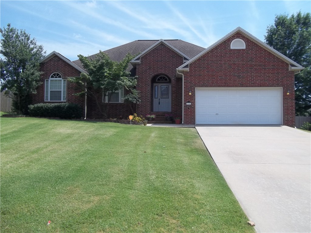 Great house in a quiet neighborhood right by Pinnacle! Fenced back yard, updates in every bathroom, granite counter-tops. Home is in great condition. Wired alarm system! Big two car garage and cathedral ceilings in the living room. Two dining areas. Master Suite with walk in closet. 
You will not want to miss this!