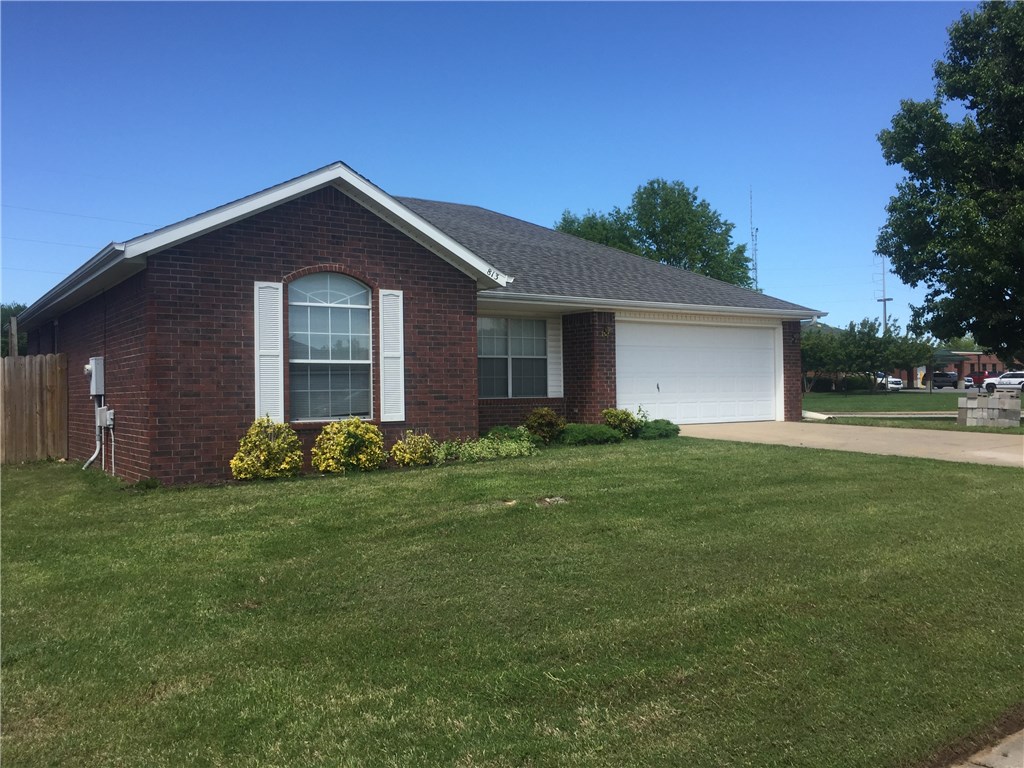 Excellent location! Located in the middle of Bentonville, close to everything. Large corner lot. Newer kitchen and fenced backyard. All brick​​‌​​​​‌​‌​​​‌‌​​​‌‌‌​​‌​​‌‌​​​​ home.