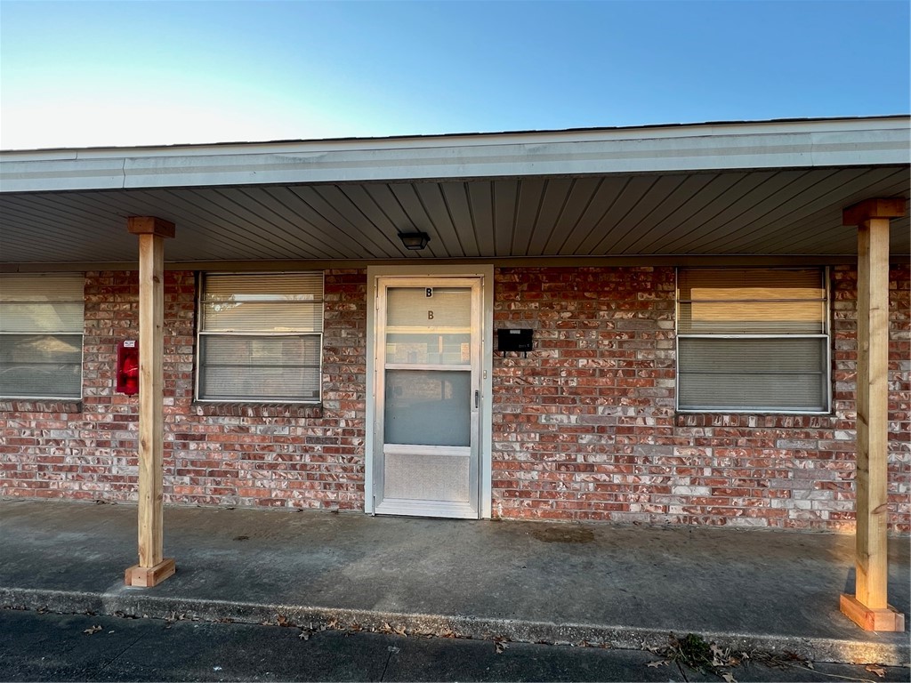Nice 4 plex in Springdale, property features 2 bedrooms 1 full bath. New vinyl wood floors throughout. Owner pays water and gas.