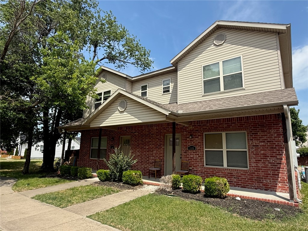 Nice Town home on U of A bus route near campus. Home features 3BR, 2.5BA. Open living room & kitchen. Wood floors in living room, granite counter tops throughout, tile in kitchen, dining & baths, carpet in bedrooms. Covered front patio & nice back porch for grilling. All appliances.