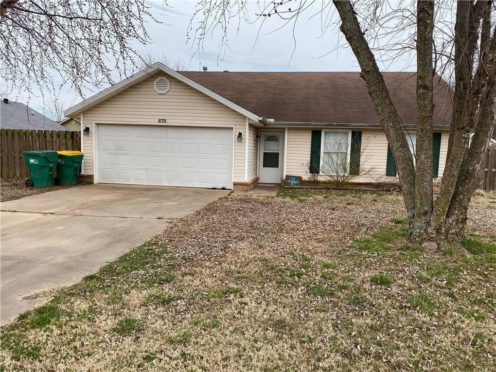 3 Bedroom, 2 Bath 1228SFT home in Centerton. Large, fully fenced in backyard. Located near Centerton Gamble Elementary, Ardis Ann Middle School and Bentonville West High School. This home will not last long! Schedule a showing or apply online at metrorentsnwa.com