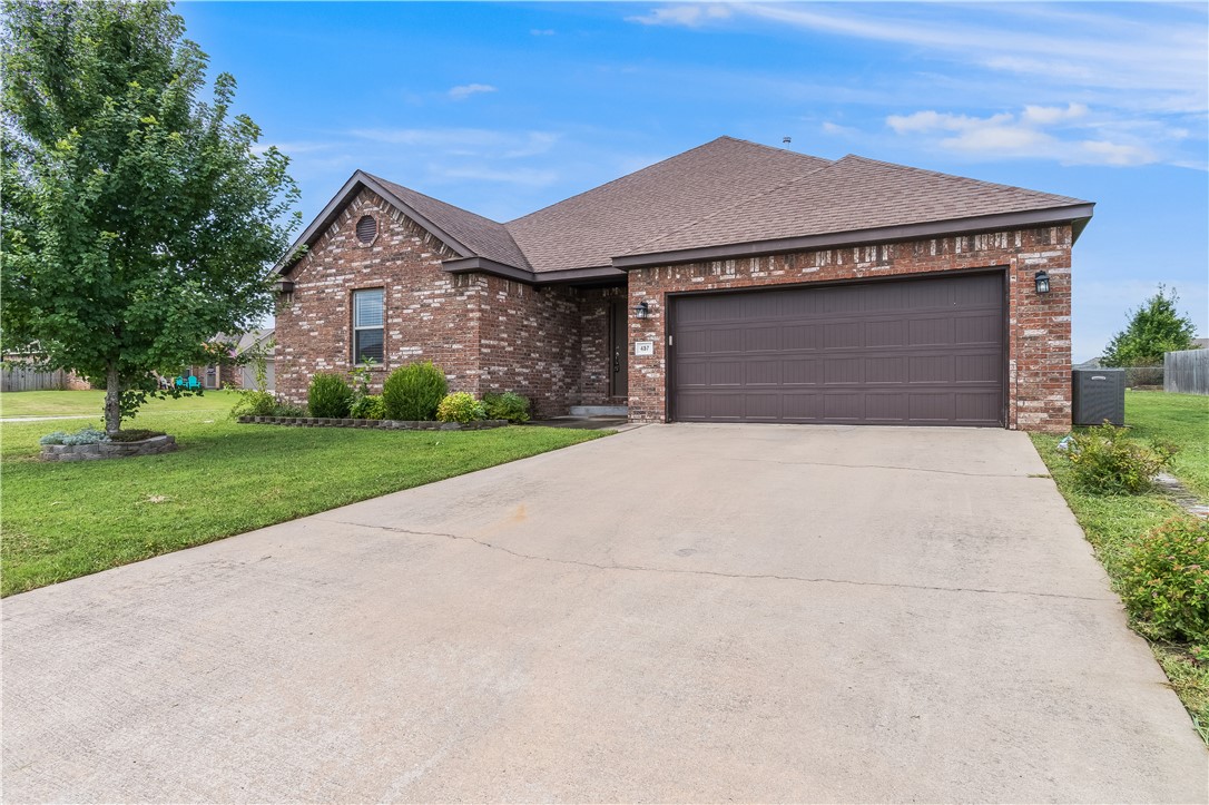 Discover a welcoming 3-bedroom, 2-bathroom rental home located in Pea Ridge, Arkansas. This residence offers a practical layout, providing comfortable spaces for everyday living. It presents an opportunity for those seeking a place to call their own.