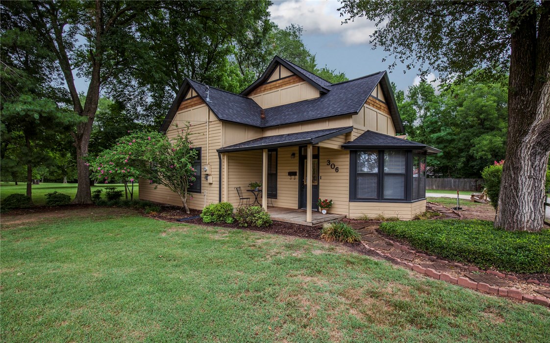 This house is in the heart of Downtown Bentonville! Located between 21C and Crystal Bridges! Two blocks to the square and everything downtown has to offer.  The BEST location in Bentonville!!! Walk to one of 10+ restaurants, 3 museums, and so much more! Steps away from the Razorback Greenway. Ride your bicycle to Lake Bella Vista, Fayetteville, or anywhere in between! If you desire to experience the quality of life that is downtown Bentonville, hurry; this won’t last long!