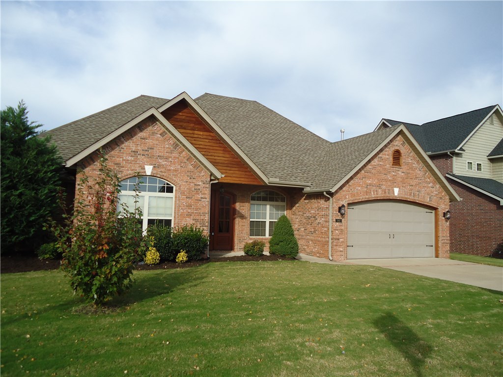 Like new. refrigerator, washer & Dryer Great area Oxford ridge. Close to everything. fenced yard. Must see.