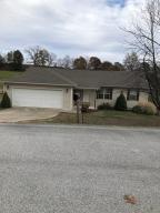 Well maintained 5 bedroom home located in Bergman school district; approximately 10 minutes from Harrison shopping; pet friendly privacy fenced back yard; large master bedroom closet; additional 1 car garage area attached on basement level