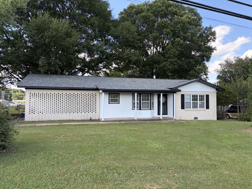 Looking for convenience and beauty? Come check out this 3 bed 2 bath house on the edge of Jacksonville. Surrounded by the local school and the Air Force Base this house can serve multiple purposes. With quick access to the interstate you can be on your way quickly. With a spacious back yard that is fenced in you can have a place for pets, kids, and backyard BBQs! This house has had a few updates including a brand new roof and siding. It is ready for its new family today!