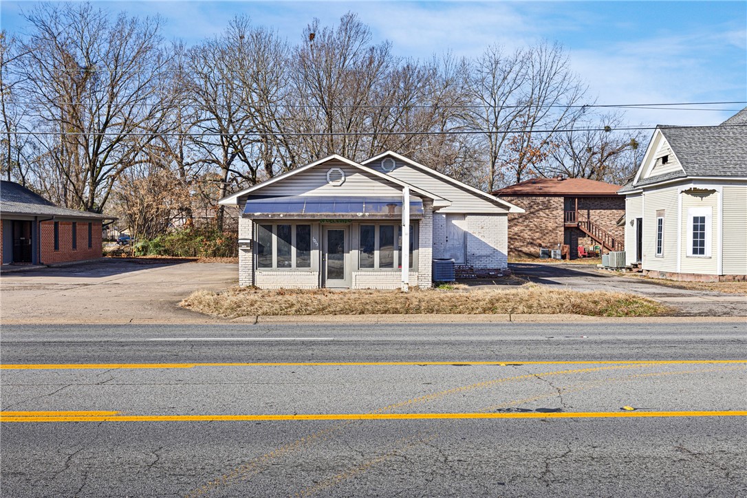 1015 N. Arkansas – Russellville, AR
Commercial property zoned C-4, suitable for retail, office, or other use. This high-visibility location offers strong traffic counts and excellent exposure along N. Arkansas Avenue. The building includes one full bathroom and a kitchenette, with recent updates to the electrical system. Conveniently located approximately two blocks from Arkansas Tech University, providing easy access and proximity to campus traffic.