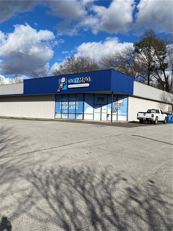Great visibility with an excellent location right on Walton Blvd! Less than 1 mile from downtown Bentonville and Walmart home office.  An open floor plan and plenty of parking. Perfect for office, retail or flex use. Overhead pull up door around back. See attached offering memorandum.

Also listed for lease as MLS # 1171582.