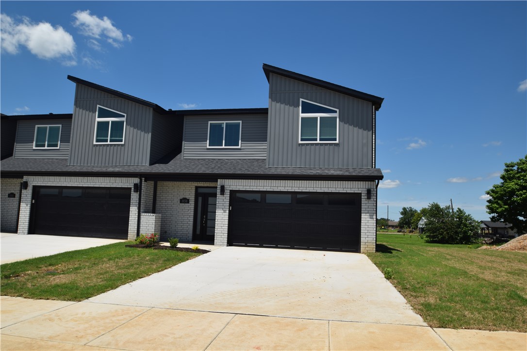 New modern design duplex! Also included brand new side by side stainless refrigerator, washer and
dryer. This 3 bed 2 1/2 bath plan has an open living concept with tall ceilings and tons of natural light.
Kitchen has granite countertops, stainless appliances, a large pantry, and a gas range. Primary suite is on
the main floor and has a beautiful walk-in shower and a large walk-in closet. Two bedrooms upstairs with
a full bath and landing. Wood look tile in the main living areas, 2" faux wood blinds, extra storage in the
upstairs attic. Property has a private back patio and wood privacy fence. Owner must approve pets and
this is a none smoking property.