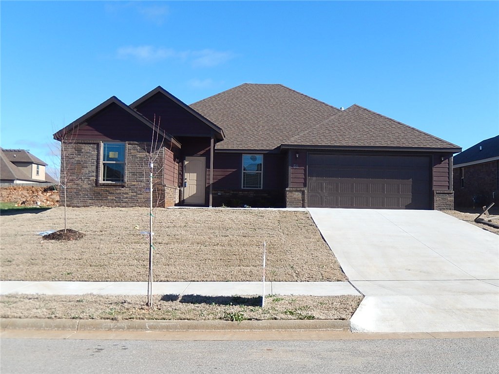 FOR LEASE!!! New Construction in Kerelaw Castle Sub by MDS Homes! 4 bd/2ba 1876sf. Granite counter tops, stainless steel appliances in kitchen. Hardwood and tile throughout, carpet in bedrooms. You won't find many new homes in Bentonville at this price!