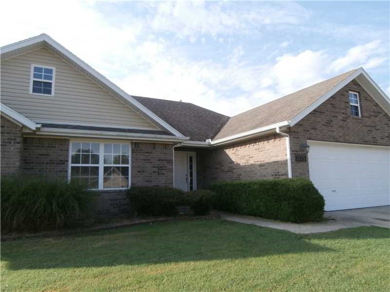 Beautiful 4 bed & 2 bath house in Springdale. Conveniently located in the middle of NWA. Lease includes refrigerator, range, dishwasher, and microwave.