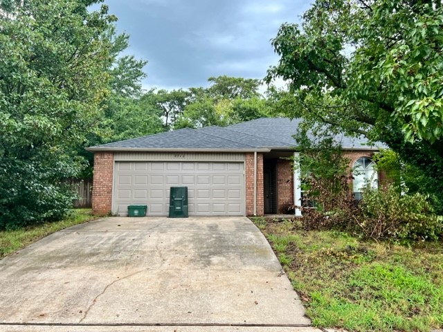 3 bedroom duplex located in Fayetteville! Comes with all appliances except microwave. Lots of storage space. Fenced backyard with covered patio. Showings are through appointments only. We process applications as we receive and once an application is approved, we reach out for deposit. Deposit secures the unit not the application. Please be aware of scams. Our application process is to be paid online through a secure portal, and we do not accept cash, CashApp, Venmo, and/or PayPal.