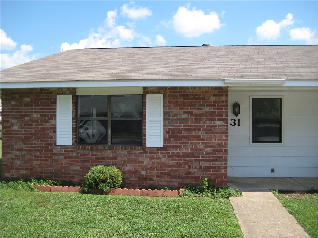 2 bed & 1 bath 4-plex in Rogers. Great location with close access to Rogers schools!