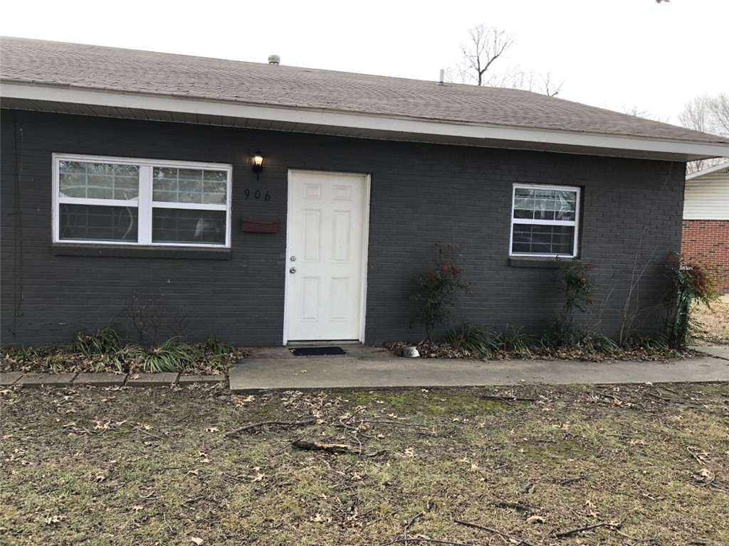 Quaint 2 bedroom duplex located in Springdale! All tile flooring throughout. Tenant responsible for washer, dryer, lawn maintenance, electric, gas, and water/trash. We process applications as we receive and once an application is approved, we reach out for deposit. Deposit secures the unit not the application. Please be aware of scams. Our application process is to be paid online through a secure portal, and we do not accept cash, CashApp, Venmo, and/or PayPal.