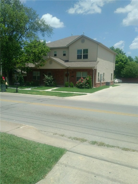 Newer construction duplex on U of A bus route near campus. Home features 3BR, 2.5BA. Open living room & kitchen. Wood floors in living room, granite counter tops throughout, tile in kitchen, dining & baths, carpet in bedrooms. Covered front patio & nice back porch for grilling. All appliances.