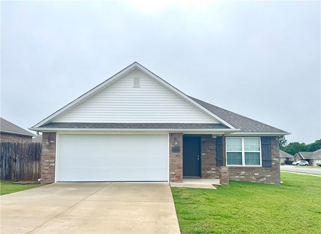 3 bed, 2 bath home with an open concept living room & kitchen.  Granite countertops and vinyl flooring throughout.  2 car attached garaged and fenced backyard.  Apply at www.primenwa.com