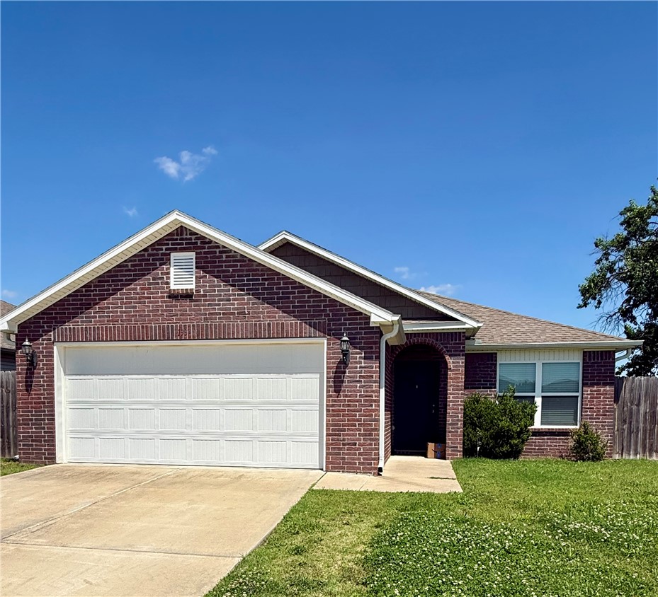 Great rental opportunity in an established Fayetteville neighborhood close to everything the city has to offer. This 3-bedroom, 2-bath home is conveniently located less than 10 minutes from the University of Arkansas, Crossover, and Downtown Fayetteville.
Just a few blocks from the Razorback Greenway, you’ll have easy access to walking, biking, and running trails just down the street from your neighborhood. With shopping, dining, schools, parks, and everyday conveniences nearby, this home offers a great combination of comfort and location. Appliances and Lawn care provided by Landlord. Available August 1, 2026. Perfect for a move in ready home!