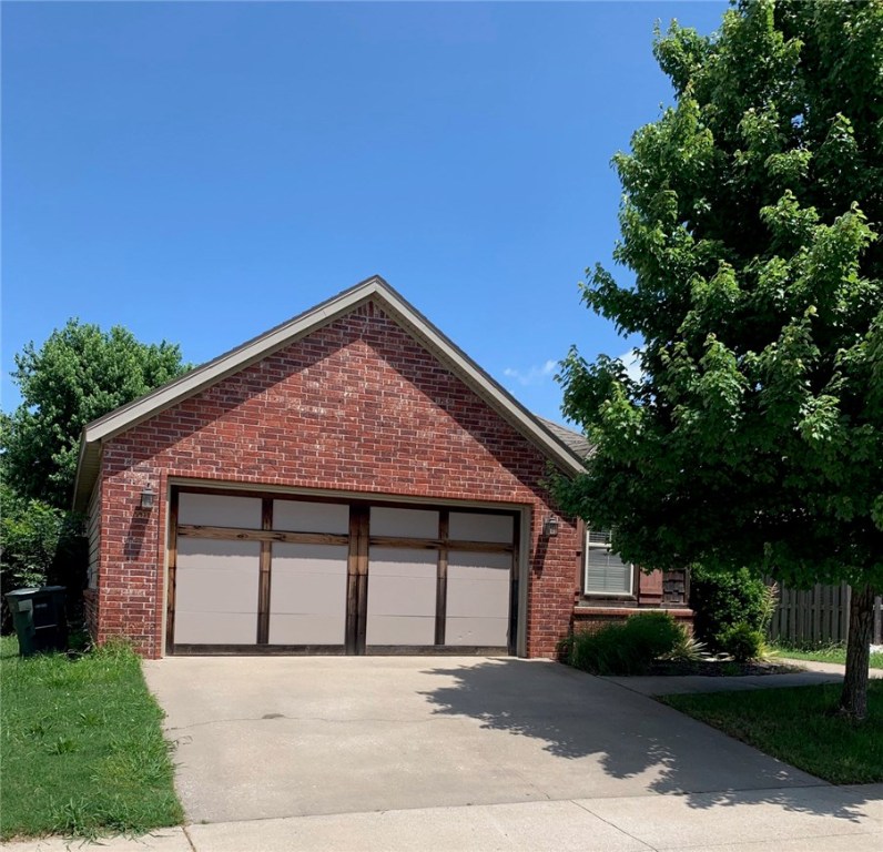 Fantastic location in the heart of Fayetteville. Just 2.6 miles from the u of a and 2 miles from uptown Fayetteville. Enjoy a short walk to braums and starbucks while having the benefits of a quiet neighborhood.