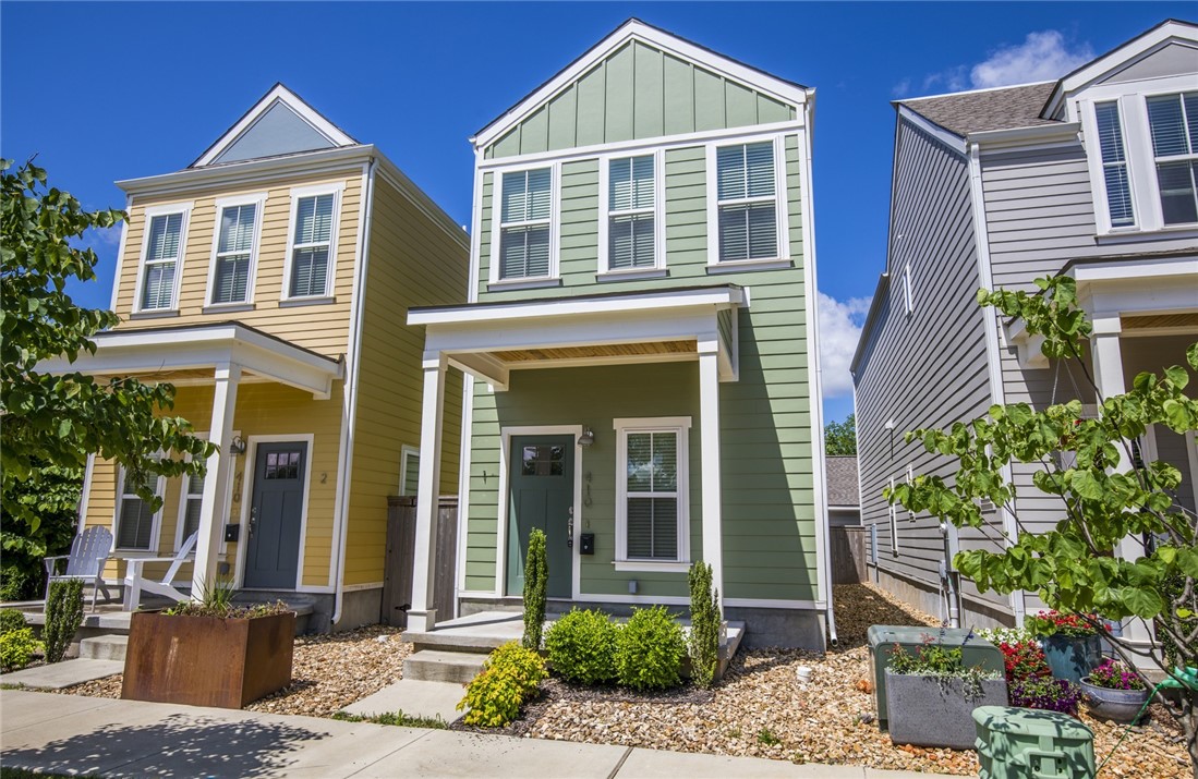 Downtown Bentonville Art District. This modern townhouse 2 bedroom, 2.5 bath home has direct access to city trail system, Walmart home office and Bentonville square. Open floor plan quartz counter tops, wood floors, washer/dryer and refrigerator included 2 car garage.