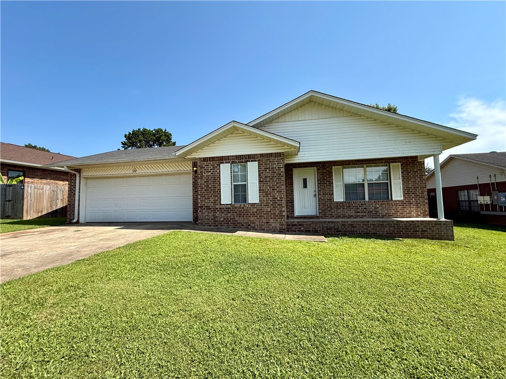 Great three bedroom two bathroom home located in Dover. Featuring three bedrooms, two large bathrooms, a spacious living area and a great dining spot, this home has fantastic features in a quiet neighborhood. The backyard is huge and the exterior is beautiful. Schedule your showing today!