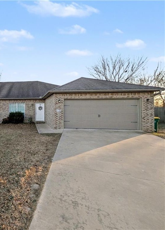 Dujplex with Convenient Location Midway Between Centerton and Bentonville. 3 Bed, 2 Bath. Granite
Counters In Kitchen & Baths. Wood Look Flooring Throughout - No Carpet. Master Suite w/ Walk-in
Closet. Fully Fenced Backyard. Fridge Included.