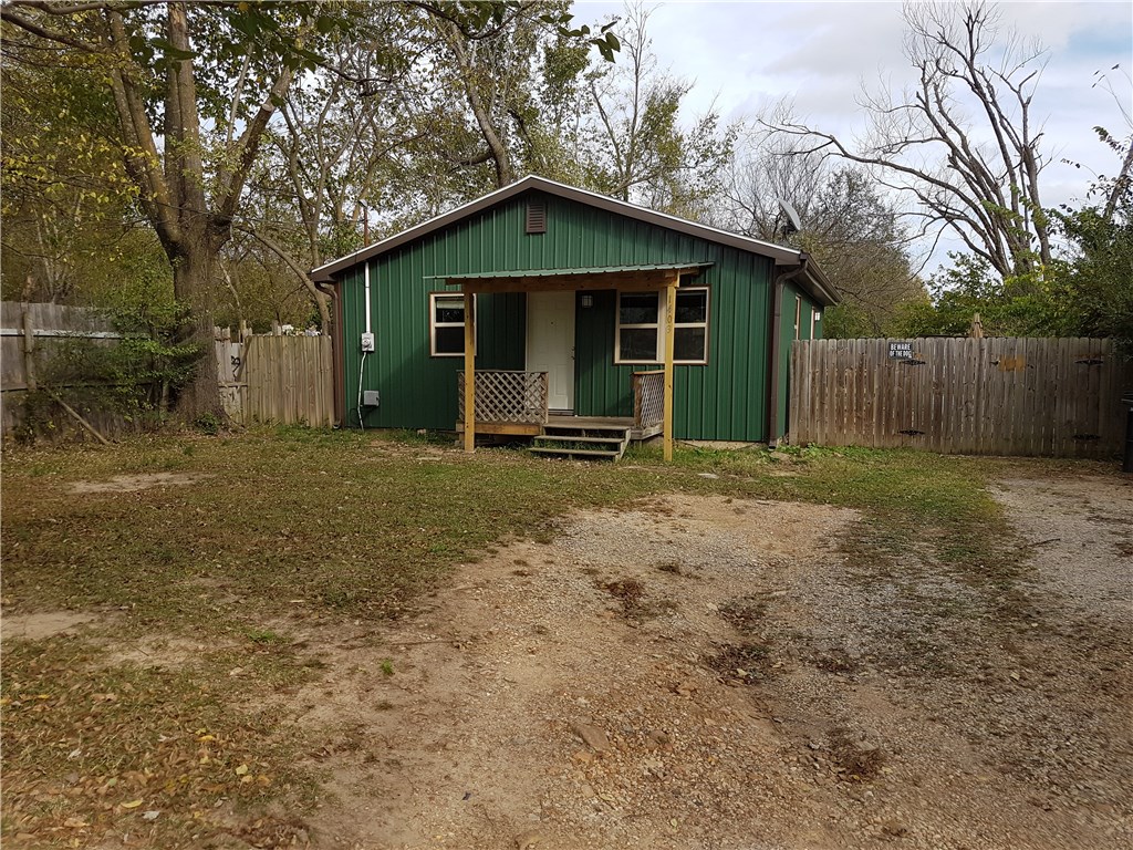 Cute and clean house with all the appliances included.