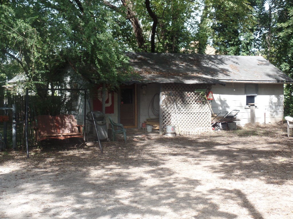 Excellent rental property or fixer upper! Just a walk away from the Siloam library & downtown Siloam, parks, shopping, ect. Great location! Sits privately off the main road. Nice open concept kitchen & living area, private bedroom with en-suite. Long term renters pay $500/month. Best deal in town!
