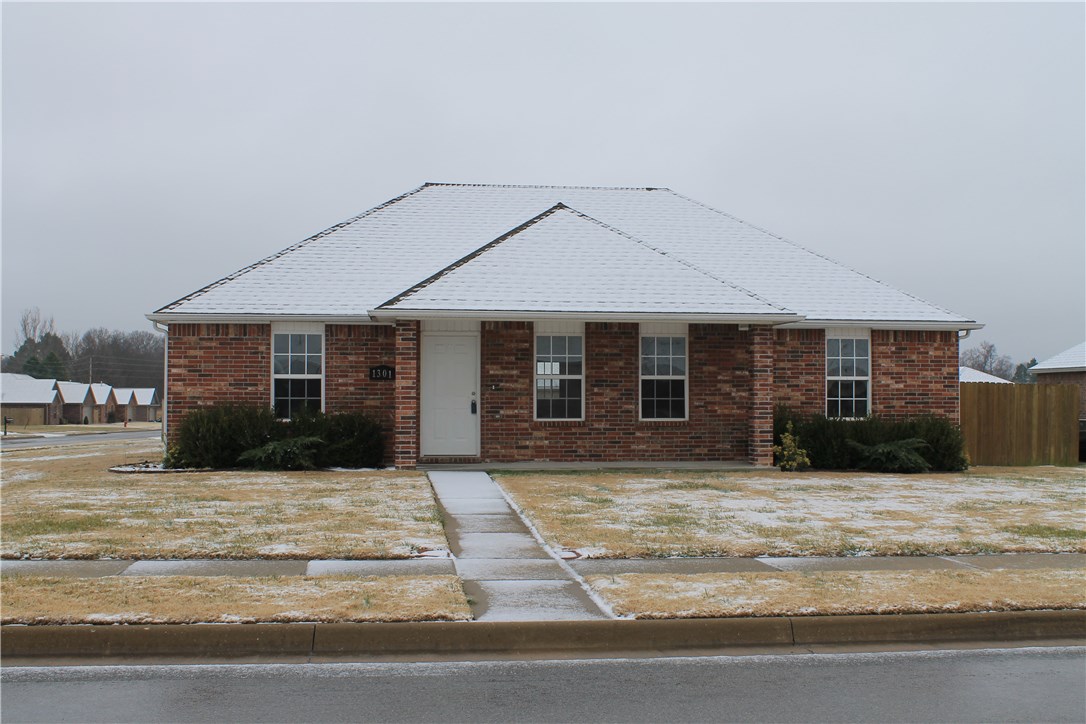 Beautiful split floor plan home n quiet sub-division. Fresh paint, new carpet, new dishwasher. Just minutes from rogers and Bentonville. Granite counter tops, corner lot in up coming Pea Ridge.