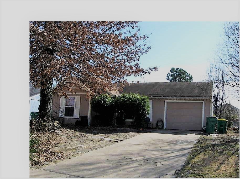 Nice 880sf 2 bedroom 1 bath home with a 1 car garage. Big fenced in backyard. Would make a great investment property or for a first time buyer.