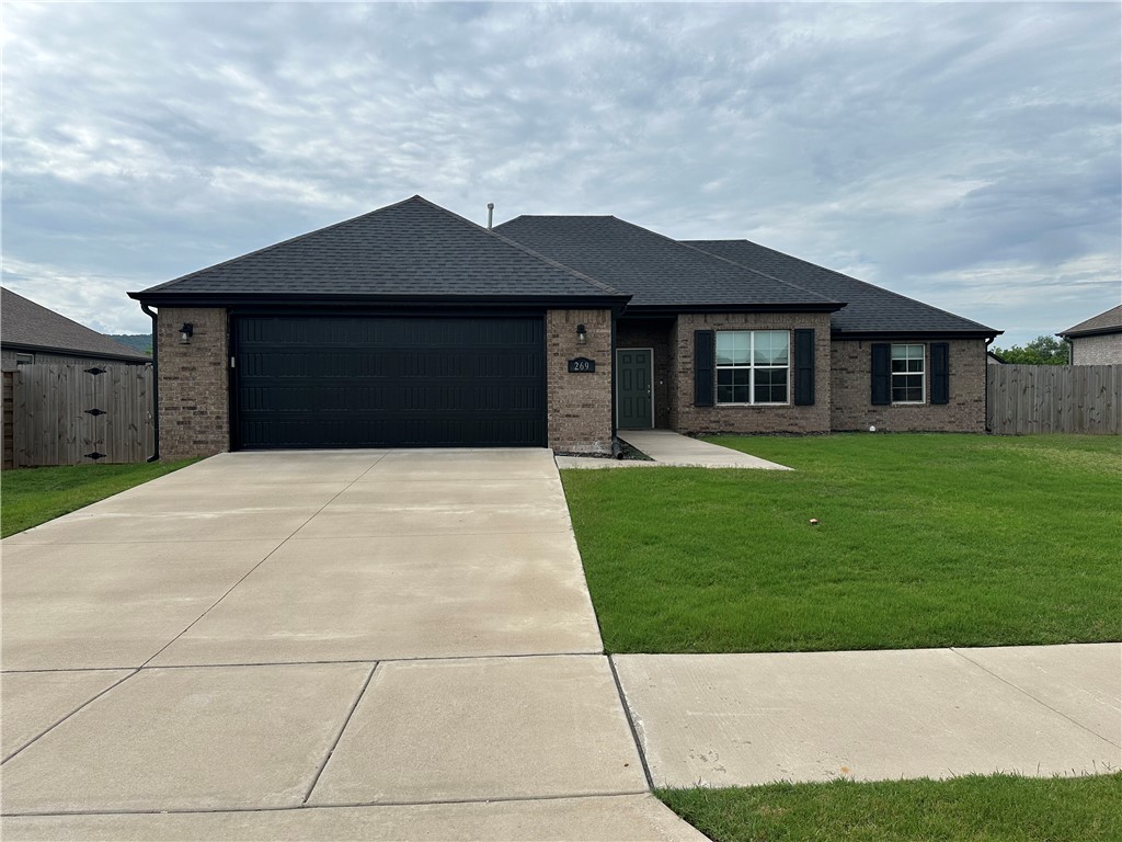 Like-new 3-bedroom, 2-bath home within easy walking distance to Farmington High School and just 15 minutes from University of Arkansas. Spacious open floor plan featuring a large eat-in kitchen with island and pantry. Primary suite includes a jetted tub and dual walk-in closets. Fenced backyard. Washer, dryer, and refrigerator included. Pets negotiable. No smoking.