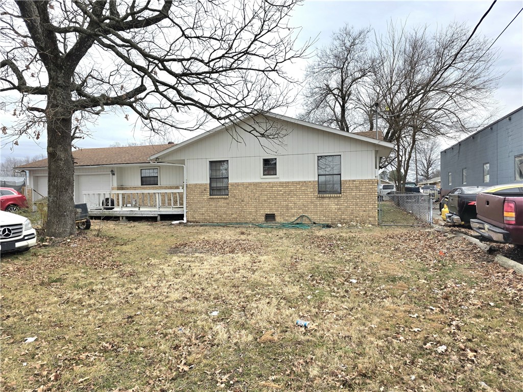 Great rental property with an existing tenant who has a good rental history if you’d like to keep them. Features a large bedroom, open kitchen area, and spacious living room. Must see! Property may also be used as an office for a business, pending city approval.
