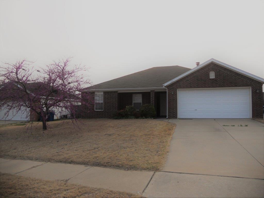 Home sets in a good neighborhood and location, 5 miles from Crystal Bridges Museum and 4 miles from  the Bentonville Square! This home offers a living room with tray ceilings and fireplace. Good size master suite with large walk in closet double vanity sinks in master bath. Nice sized fenced backyard!