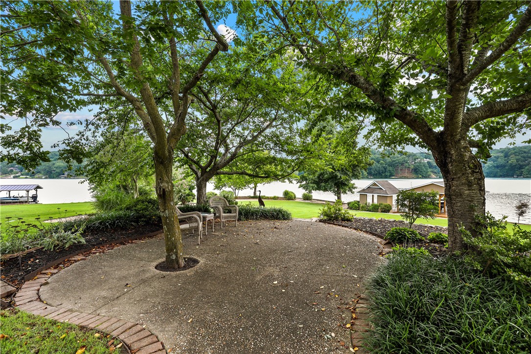 Luxury and lakefront that you don't have to take a roller coaster ride down to the water?  YES! Come see this beautiful lakefront home and enjoy this gorgeous home with the views to match and 200' of shoreline. 
Move right in and enjoy the lake lifestyle today! Enjoy the flat back yard and the easy walk to the newly renovated private boat dock.  This house is the one you've been waiting for...don't miss it!