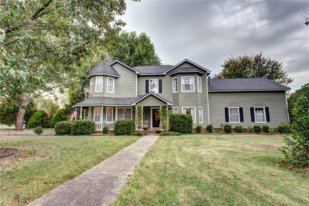 Very nice home that has just been remodeled. Great location convenient to everything must see and and show.