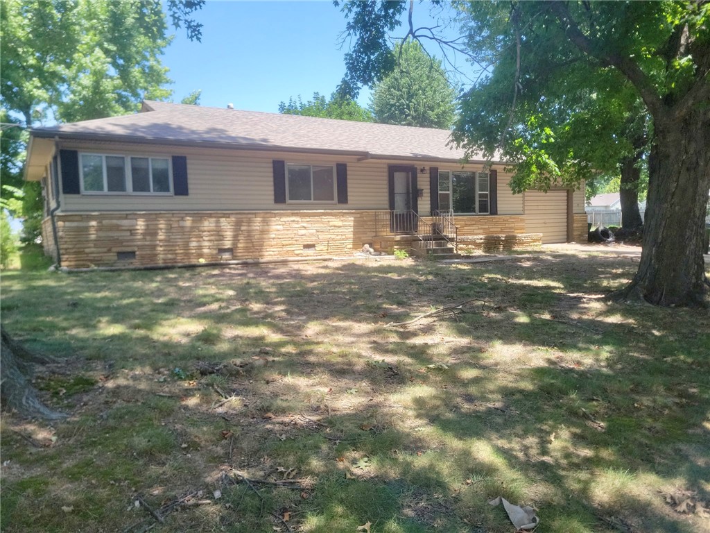 Huge Corner Lot! Great location! Perfect rental investment or renovation project right in the heart of Rogers! Minutes to schools, downtown, restaurants, and shopping!