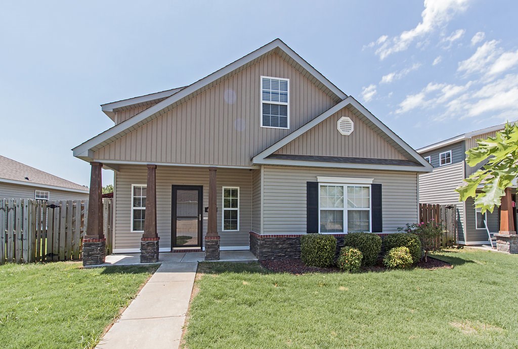 MAKE THIS ONE YOURS TODAY! This Fayetteville, craftsman style home located just 8 min from UARK with a 4.9-acre park in the heart of Walnut Crossing! Covered porch&side yard patio=easy&care-free living! Interior offers open kitchen with upgraded white cabinets, granite tops, stainless appliances, master suite with 2.5 feet extension=bigger master bath with granite dual vanity, jetted tub & tiled walk-in shower & walk-in closet! MB&big guest bd with bath downstairs&3rd bdr upstairs! Call today to tour it!