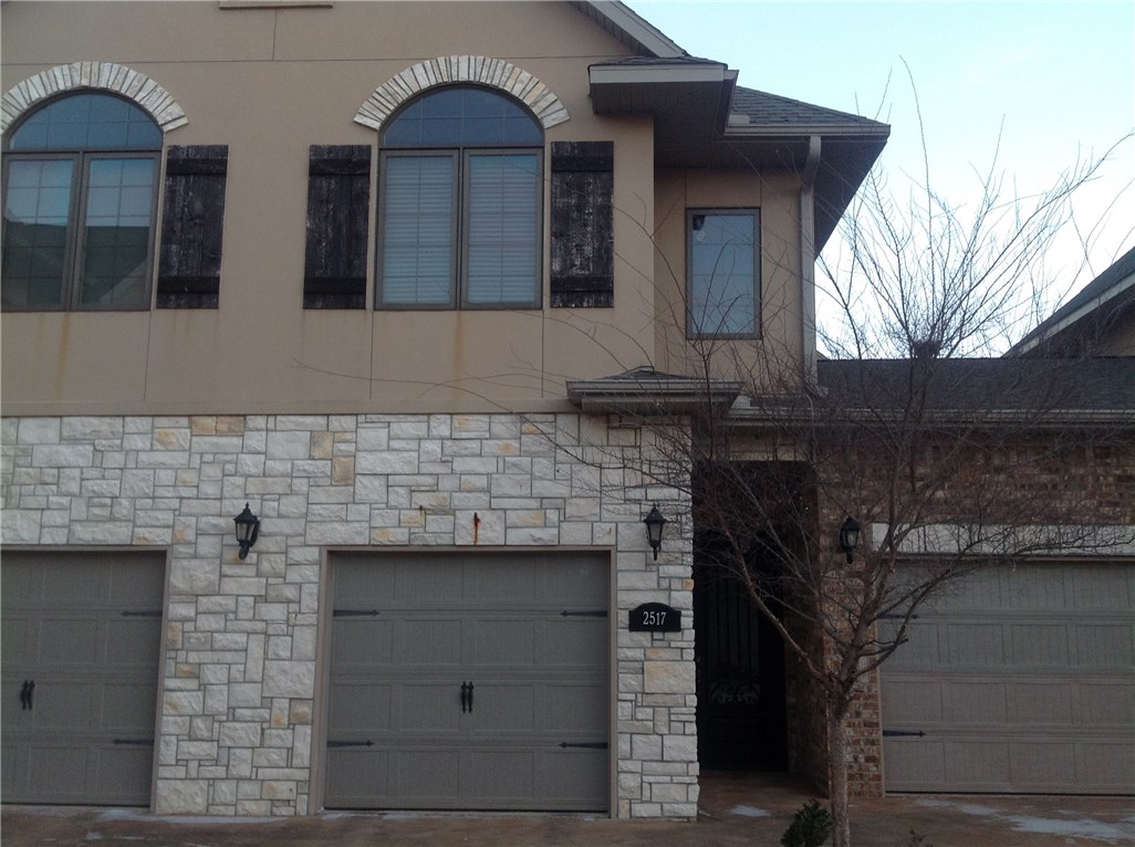 Check out this 2 bedroom, 2.5 bath, luxury condo in Rogers. This condo comes with gas cooktop, granite countertops and nice patio. This condo is close to the AMP, shopping & restaurants.