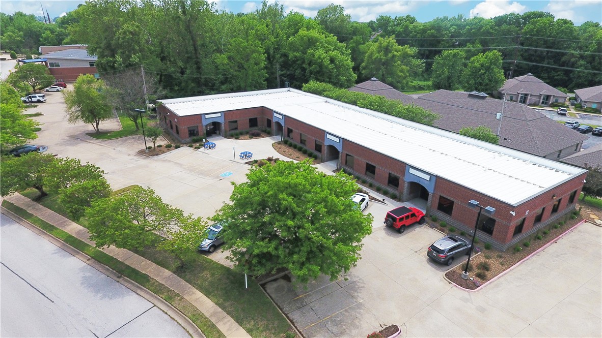 Showing By Appt Only M-F 8 am to 4 pm. 48-hour notice Required.

Single-story office building for sale in Lowell, Arkansas. The space was renovated in 2018 to better accommodate a single-tenant office use and design with four common points of access into the building. Property is near the W Monroe Avenue and Highway 71B intersection and is convenient to retail amenities and near the J.B. Hunt Transport corporate offices.