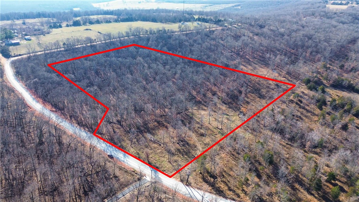 Nestled in the peaceful countryside of Hindsville, Arkansas, this 10.11-acre parcel features a mix of open meadow and mature woodland. Gently rolling terrain and sunlit clearings are perfect for a custom home, garden, or small pasture, while the woods provide privacy and wildlife enjoyment. The property is eligible for a septic permit exemption and offers a serene retreat for building or relaxing.
Ubicado en el tranquilo campo de Hindsville, Arkansas, este terreno de 10.11 acres ofrece una
combinación de prados abiertos y bosques maduros, creando un refugio privado y tranquillo. Las zonas boscosas ofrecen sombra, privacidad y la oportunidad de
disfrutar de la naturaleza y la fauna local. Este terreno es un lugar perfecto para construir,
relajarse o simplemente disfrutar del ritmo tranquilo de la vida en Arkansas.