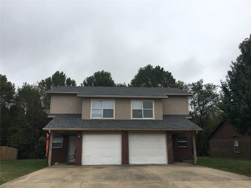 Remodeled 3 bedroom 2 bath townhome.  Bi-level, 1 car garage, spacious kitchen, refrigerator, large bedrooms upstairs.  Big back yard with patio.
