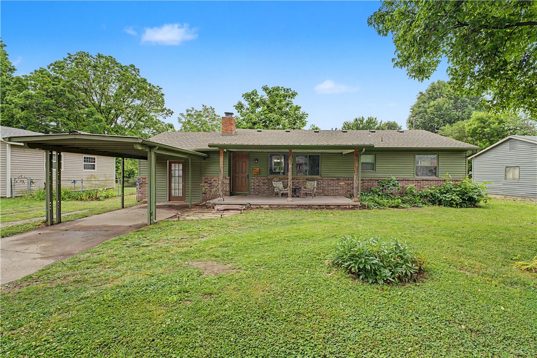 Really cute 3 bedroom, 2 bathroom home that has been recently remodeled in Springdale! Located just minutes from
the new and improved Downtown Springdale equipped with shopping, dining, and outdoor activities. The
open living room features large windows to bring in a lot of natural light while always giving a warm, cozy
feeling with the rock fireplace. The kitchen has been transformed into a beautiful open space with new
appliances, cabinets, counters, backsplash and a sliding glass door. The large fenced backyard is a great
space to relax with a storage building with electricity for equipment or toys. Come see this amazing home
before it's too late!