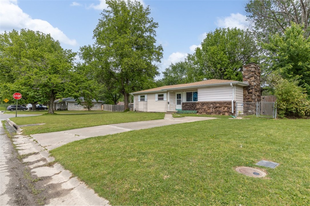 Investor special! 1,180 sq ft single-family home on a .26-acre lot in Springdale. Property needs renovation and is being sold strictly as-is. Great opportunity for investors or owner-occupants looking to build equity. Schedule your showing today.