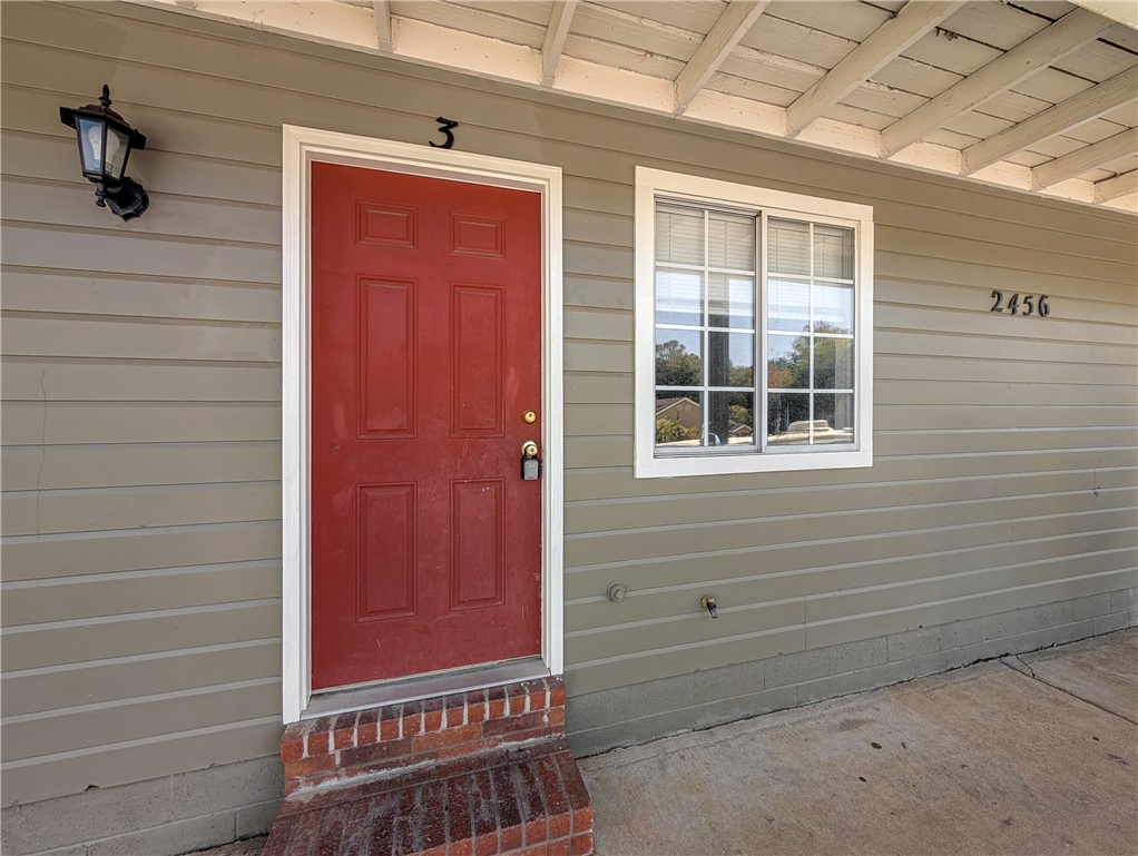 Welcome To Your Next Investment (Or Next Home)! Hot Fayetteville Find! This 2-Bed, 1.5-Bath, TwoLevel Condo Delivers The Location Everyone Wants—Shopping, Dining, And All The Fun Just Steps Away,
With The University Of Arkansas Less Than 10 Minutes Down The Road.