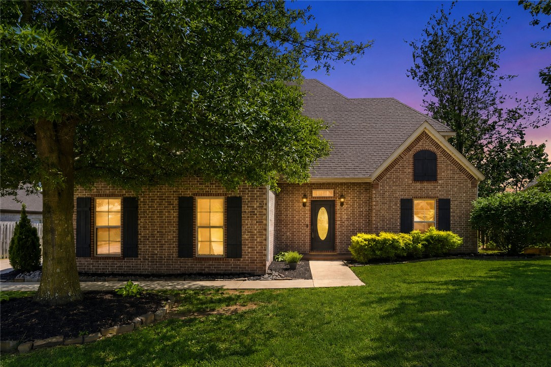 Rare find! North-facing 5 bed, 2.5 bath home in North Fork offering 2,748 sq ft at just $189/sq ft. Move-in ready with updated fixtures and a brand new oversized deck surrounded by mature trees. Flexible 5th bedroom (with closet/window) works as bonus, office, or media room. Well maintained throughout. Refrigerator, washer, and dryer convey. Temporary rear fence due to city gas line work—Bentonville will replace full back fence for the neighborhood upon completion. Exceptional space and value at this price point—don’t miss it!
