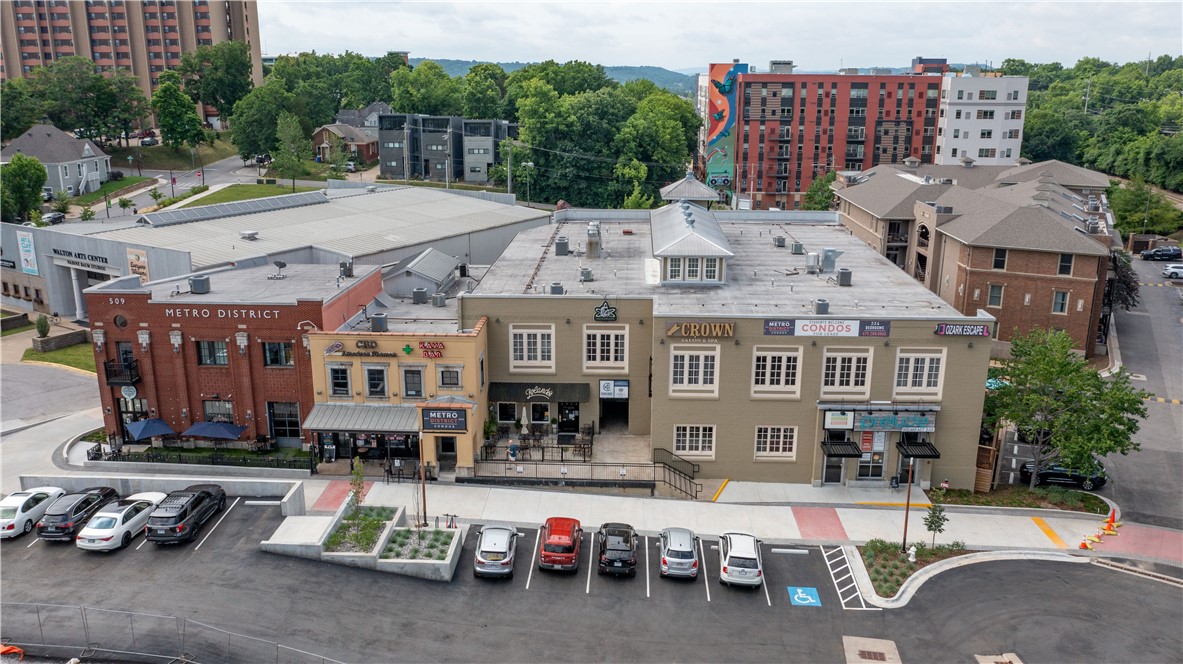 Ideally situated near the high-traffic Dickson Street in Fayetteville, this property is just a short walk from the University of Arkansas and benefits from a highly desirable downtown location within the sought-after Cultural Arts Corridor. The area boasts a strong student housing market, with over 3,000 beds within a 0.5-mile radius and an additional 1,000 beds currently in development, underscoring robust rental demand and continued growth. The surrounding tenant mix enhances its appeal, with co-tenants including Prelude Breakfast Bar, Rolando’s Restaurante, Artemis Lounge, Botanical at Metro District, Crown Beauty Bar, Club 509, Hanky Panky Burgers, and CBD American Shaman Kava Bar.