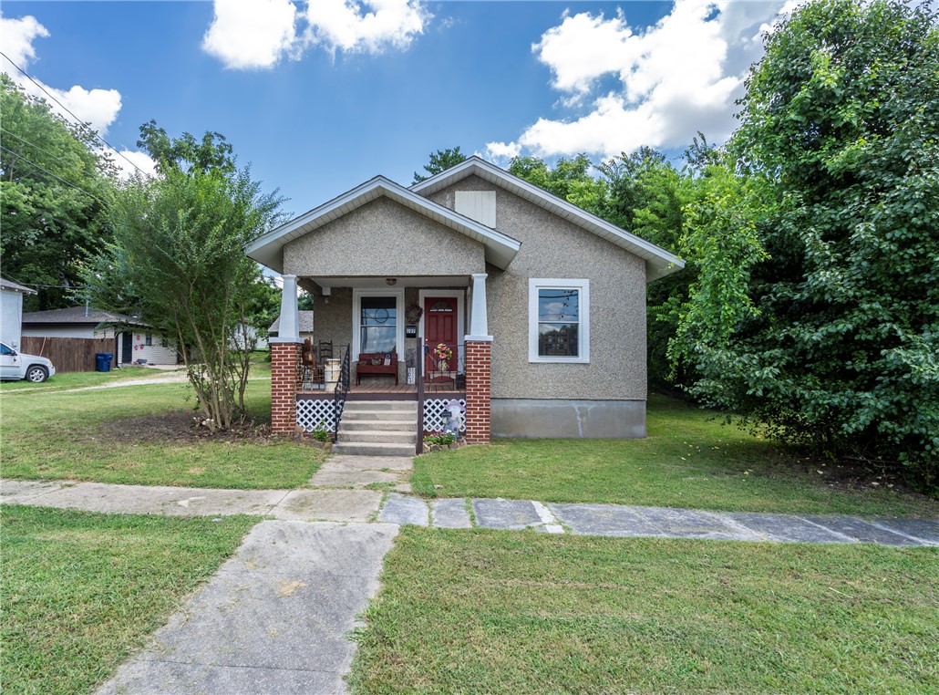 Discover a piece of Siloam Springs history at 107 N Maxwell ST, a charming single-family residence built in 1930. This property offers a unique opportunity to own a home with character and a story, all within a compact and manageable 1064 square foot footprint. The three bedrooms provide comfortable and private spaces, each offering a blank canvas for personalization. The single bathroom is efficiently designed, serving the needs of the household with practical simplicity. This property is zoned R-O. Experience the enduring appeal of this 1930s residence; contact us today to schedule your private viewing.  Being sold "as-is" and refrigerator, washer & dryer to convey.