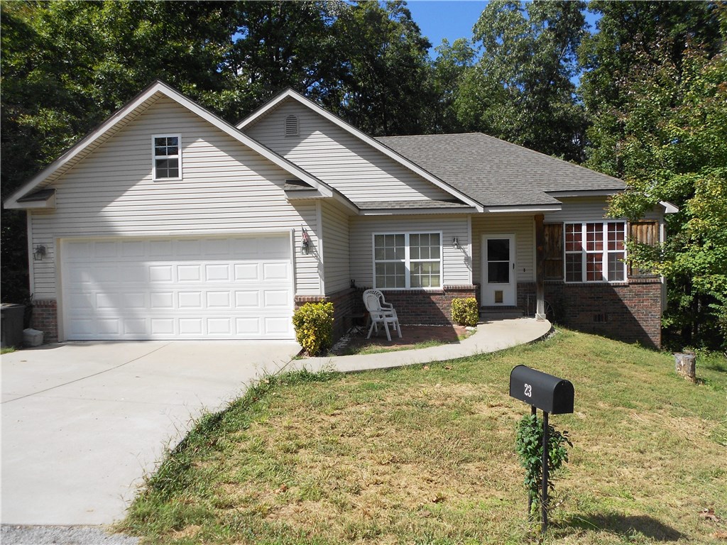 Looking for a home in Bella Vista that is "in the trees?"  Here you go!   23 Wincanton is in a true Bella Vista neighborhood -- one that is heavily treed, while still being close to the major roads and all that this wonderful area has to offer.The house has today's most desirable features:  an open floor plan, a large master bedroom, a large master bath with double sinks, a back deck, and a cul-de-sac location.  About life in Bella Vista,  it's great!  You can play golf most of the year, ditto for tennis and fishing,  or hike on one of the many trails.   When it's not so great outside, you can visit one of the club houses or rec faciiities, where you can exercise, take  classes, swim, and much more.