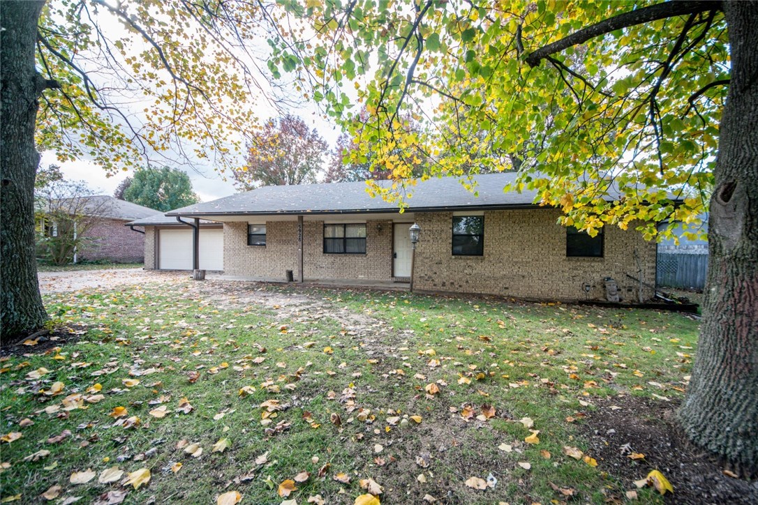 Big lot. .65 acres. Large living area with wood burning fireplace, new carpet, lots of windows. Nice fo rfirst time buyer. Do not miss it!