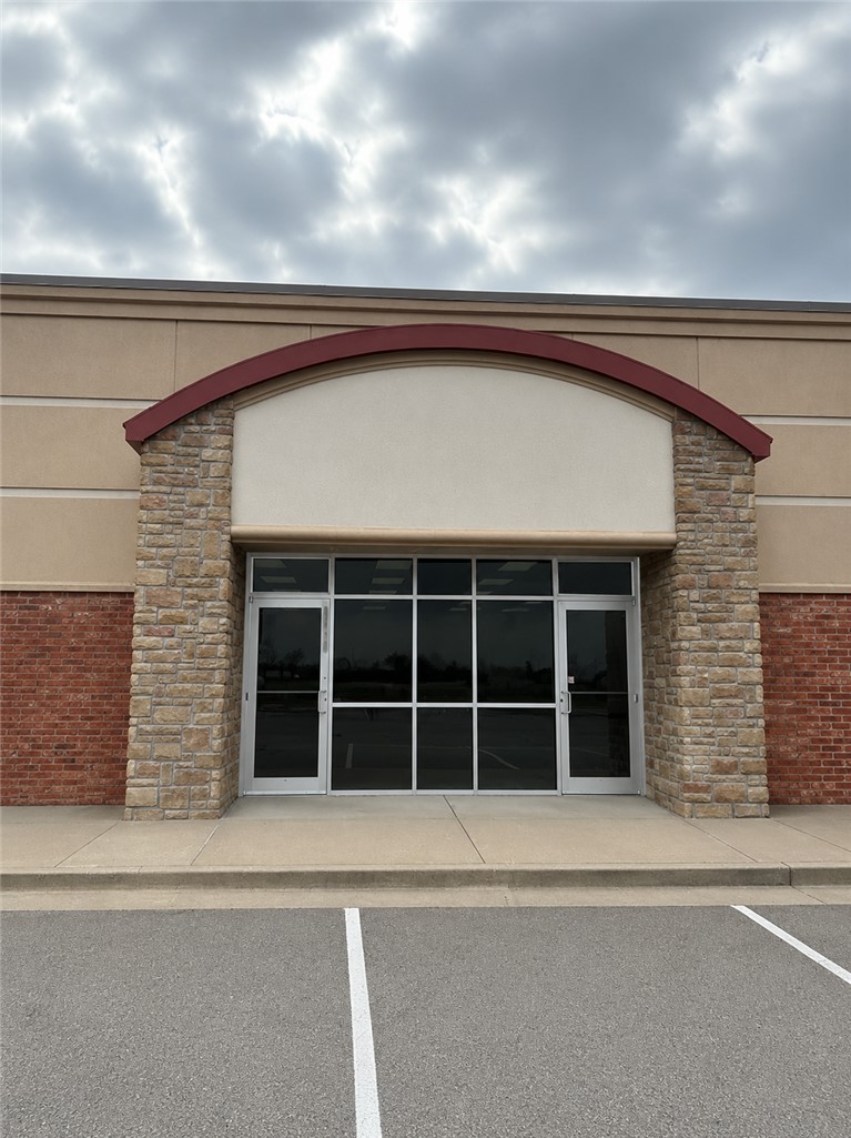 Prime 2,500 square foot office/retail space available. Ideal for retail, professional office, salon, medical, boutique, specialty services, or showroom users.